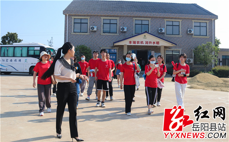 学生们到筻口镇润升水稻合作社参观调研.jpg