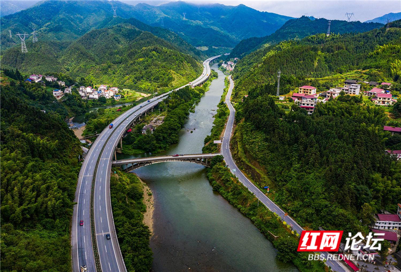 10 田文国 在绿水青山间奔跑的“湖南速度”.jpg