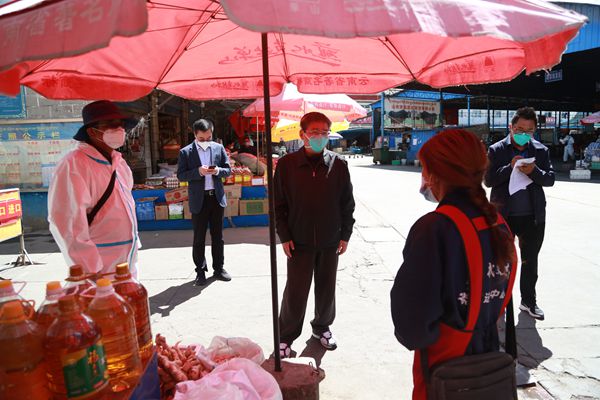 图为许成仓在西区菜市场叮嘱商户要做好核酸检测。_副本.jpg