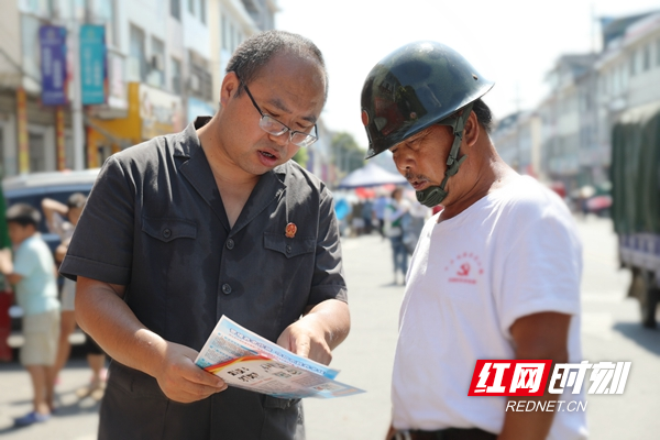 2、向群众讲解“养老反诈”知识.jpg