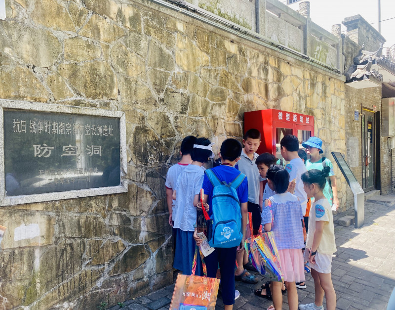 潮宗街抗日防空洞遗址完成它的历史使命，如今除了供人们缅怀外，“蹭”凉避暑也受欢迎。