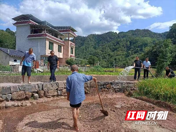 凤凰县司法局为受灾户抗旱救灾。.jpg