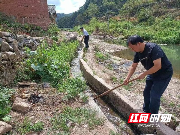 凤凰县司法局为受灾群众疏通水渠。.jpg