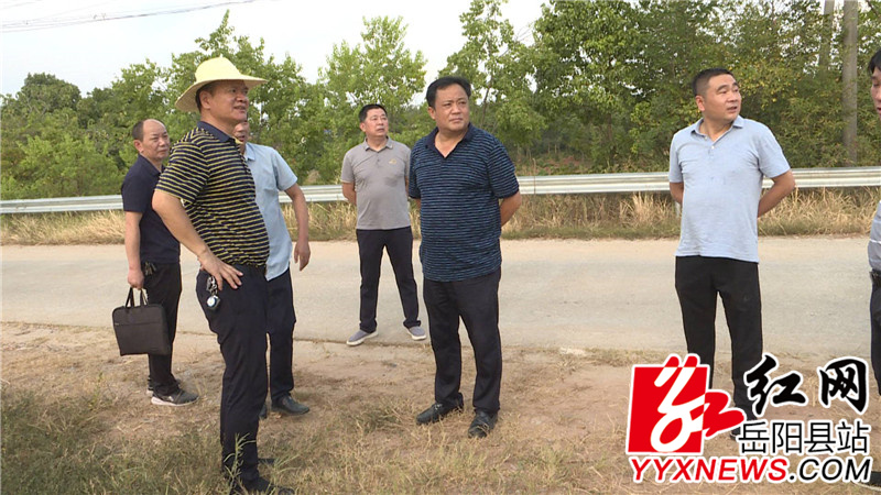 察看旱情1.jpg