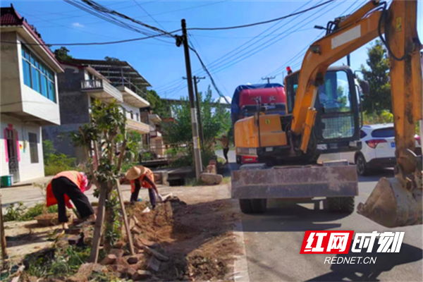 娄星区公路建设养护中心联合多部门推进S226线人居环境整治提升工作145_副本.png