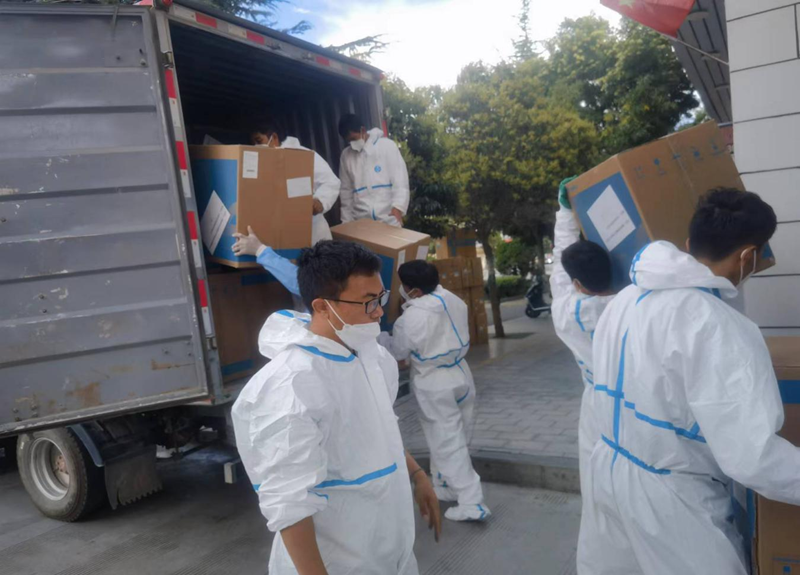 图为拉萨净云工作员工正在搬运抗疫物资 (1).png