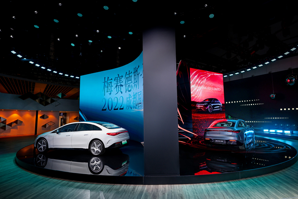 21.“360°全景舞台”亮相成都车展，以“三叉星徽”标识为灵感，融合数字科技与艺术装置，呈现星徽座驾的多面豪华.jpg