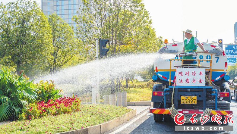 　　湘府路上，水车缓缓驶过，为绿化带“深度补水”。均为长沙晚报全媒体记者 易亿 摄