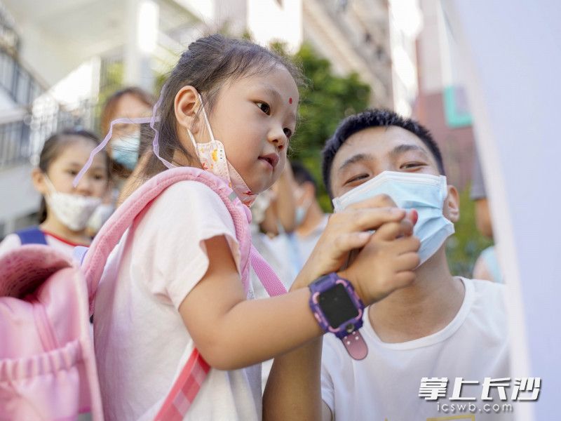 一年级入校新生走到创新墙前留下自己的手印。图片均为长沙晚报全媒体记者 冯启阳 摄