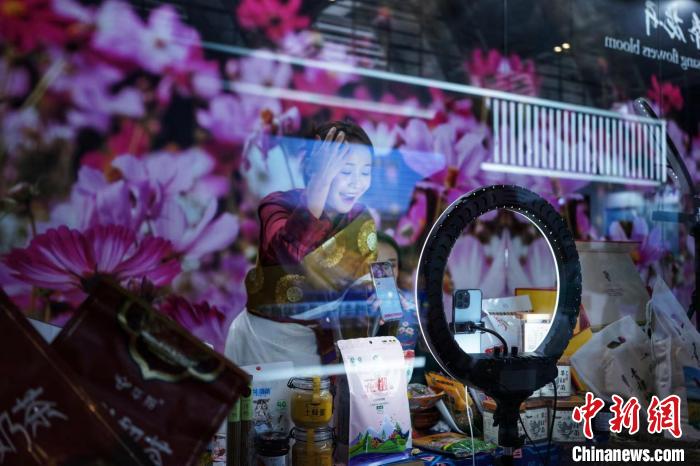 来自甘南州的主播在展位上进行短视频直播带动家乡特产销售，帮助更多乡亲致富增收。　佟郁 摄