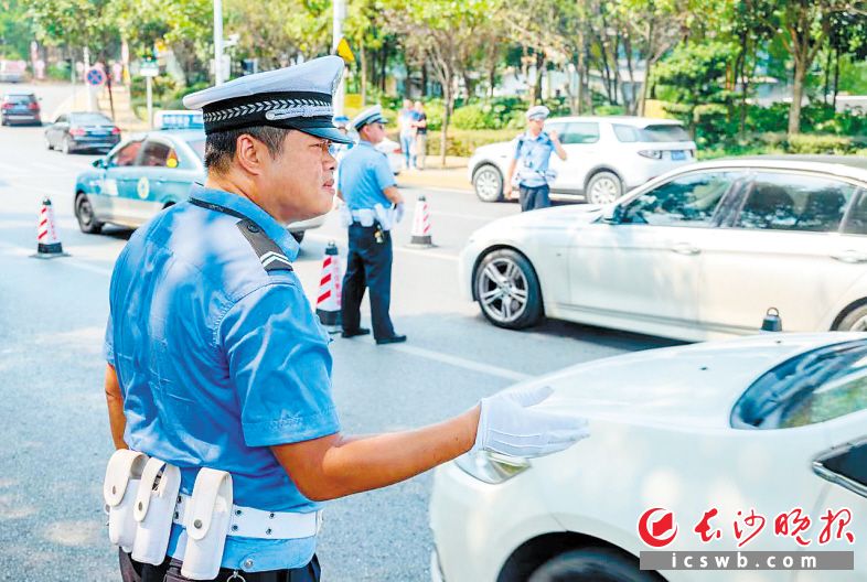 　　长沙市公安局交警支队民警头顶烈日在路口指挥疏导交通，守护群众安全文明出行。长沙晚报通讯员 彭滔 摄