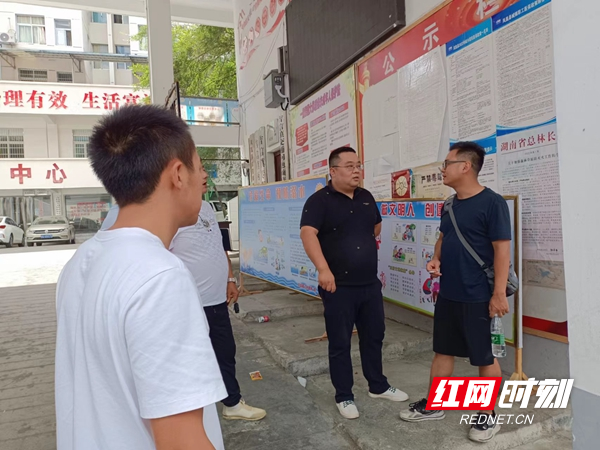 县重点办主任谢俊会前与项目单位了解建设情况。.jpg