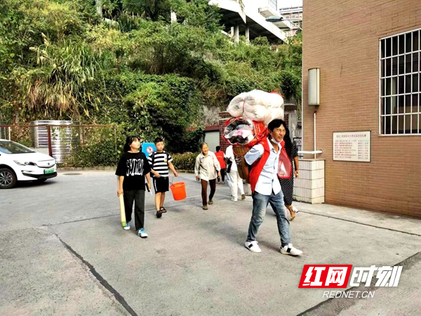 教师志愿者帮学生背被褥。.jpg