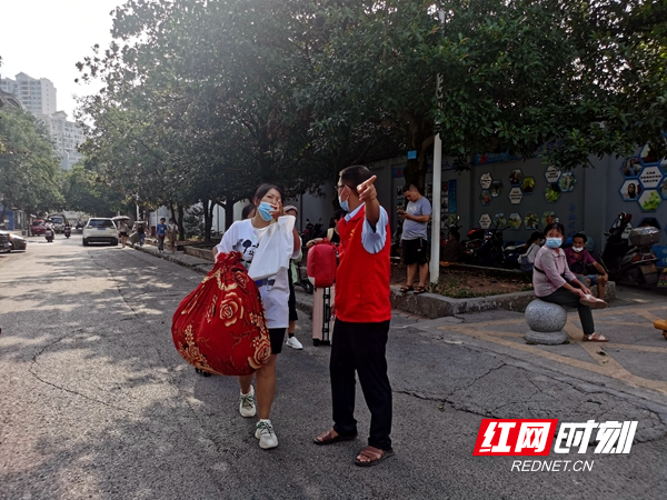 教师志愿者为家长指引学生寝室方向。.jpg