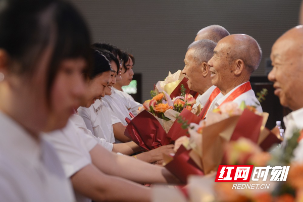 为“光荣在党五十年”老党员颁发了纪念章并献花.JPG