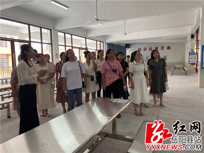 参观学生食堂了解就餐情况.jpg