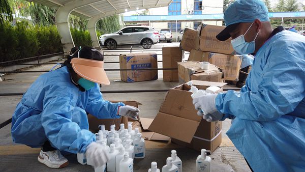 图为市发改委工作人员正在分类防疫物资。_副本.jpg 图为市发改委工作人员正在分类防疫物资。_副本.jpg