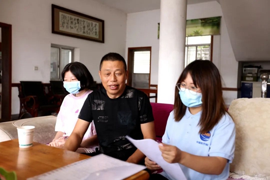 “医保快递员”陈丹上门为患病群众落实医疗报销和救助.jpg