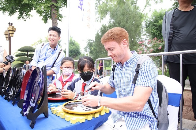 黄河文化辉映齐鲁 2022“打卡中国·最美地标——你好,山东!” 网络国际传播活动走进济南 黄河文化辉映齐鲁 2022“打卡中国·最美地标——你好,山东!” 网络国际传播活动走进济南_fororder_视频博主杰森体验制作非遗产品鲍山刻瓷 摄影 李开龙.JPG