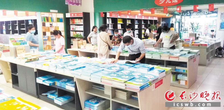 在中小学教辅图书区域内，有许多挑选教辅资料的家长和学生。实习生 王志鹏 摄