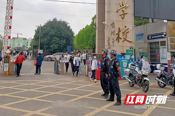 特巡警在学校门口执勤。_副本.jpg