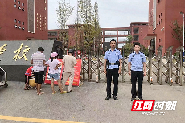 派出所民警在学校门口执勤。_副本.jpg