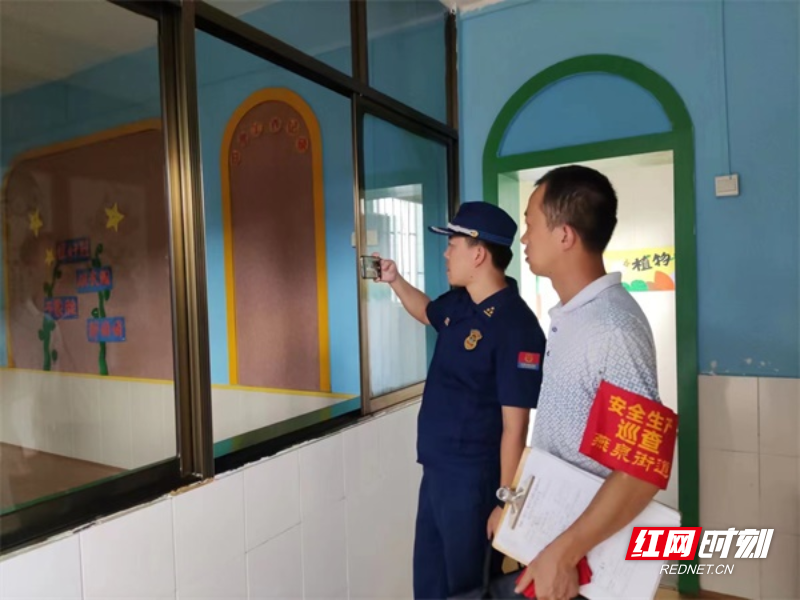 图七到辖区幼儿园开展消防安全检查。（ 蒋 昕   摄）.jpg