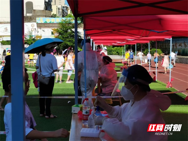 图二医护人员为师生进行核酸检测。（蒋荣仁  摄）.jpg