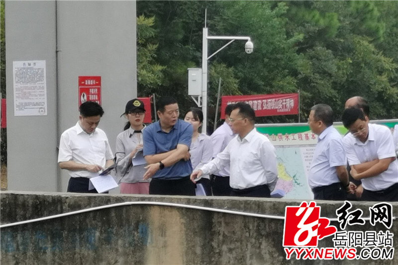 李建华查看铁山灌区南总干渠水情.jpg