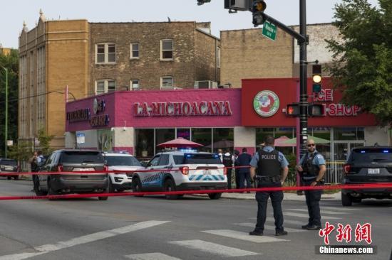资料图:当地时间2022年8月24日,美国芝加哥西北区一所高中附近发生枪击事件,四名人受伤,其中一人伤势严重。 图为芝加哥警方封锁了案发现场。 图片来源:视觉中国 资料图:当地时间2022年8月24日,美国芝加哥西北区一所高中附近发生枪击事件,四名人受伤,其中一人伤势严重。 图为芝加哥警方封锁了案发现场。 图片来源:视觉中国