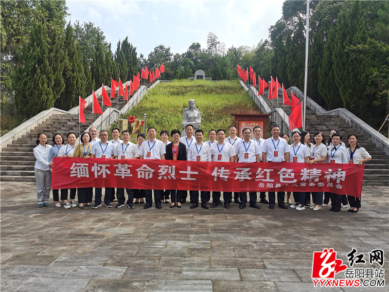 在蓝泽烈士墓合影_副本.jpg