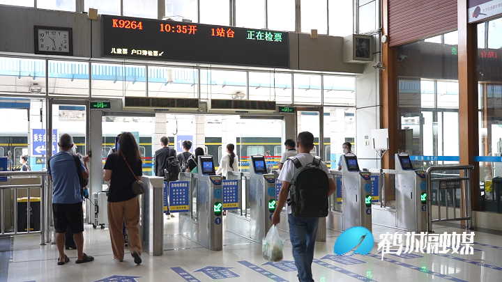 毛克文 火车站暑运.mp4_20220901_162649.365.png