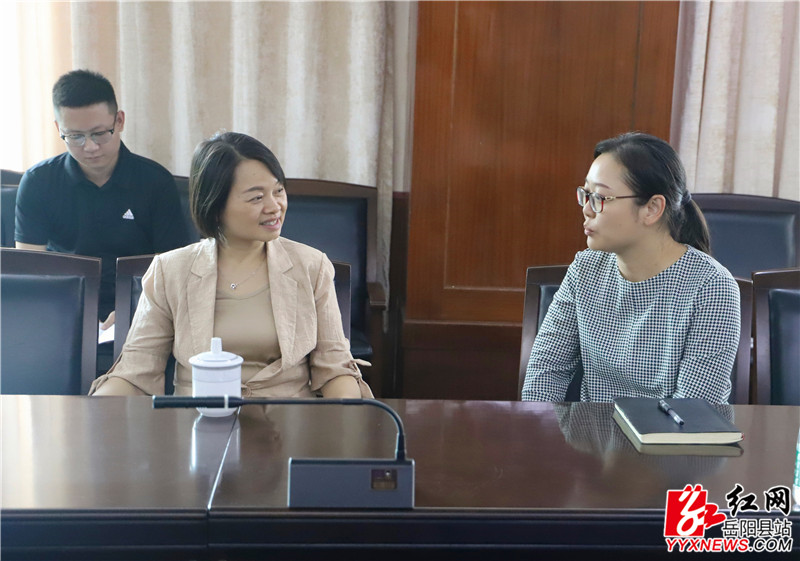 宋华慰问高层次人才汤平_副本.jpg