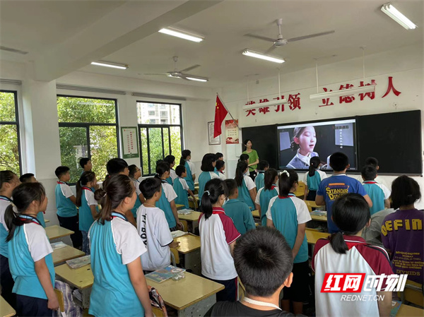 沅江市中小学生试用“智趣新课后”课程。.jpg