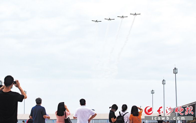 　　在株洲芦淞通用机场，市民观看飞行表演。
