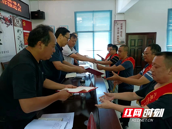 给先进个人颁发奖状。.jpg
