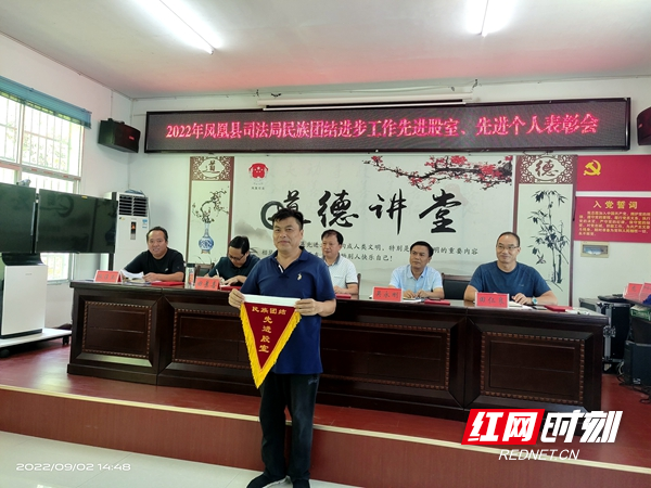 给先进股室颁发锦旗。.jpg