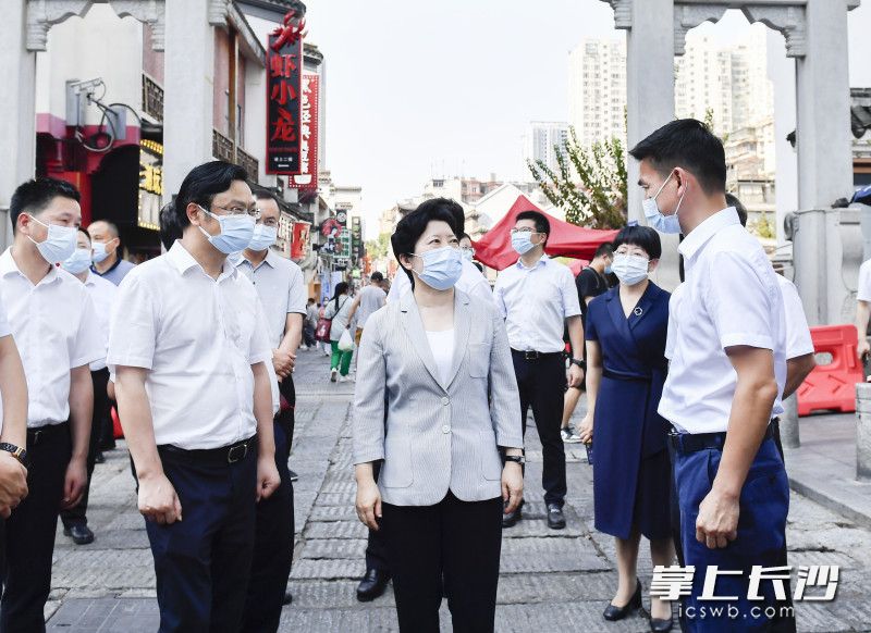 吴桂英在天心区太平老街检查督导疫情防控和安全生产工作。