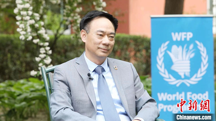 “我们希望发挥好积极的桥梁作用，帮助其他发展中国家借鉴和学习中国的好方法、好经验、好技术。”近日，联合国世界粮食计划署驻华代表屈四喜在接受中新社记者专访时，如是描述中国在保障全球粮食安全方面的作用与贡献。 中新社发 受访者供图　