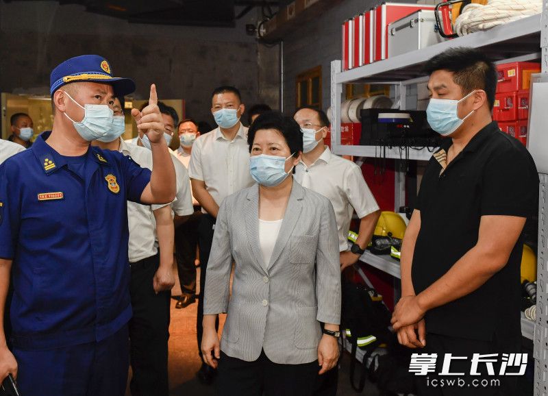 吴桂英在文和友海信广场店检查督导疫情防控和安全隐患整改工作。