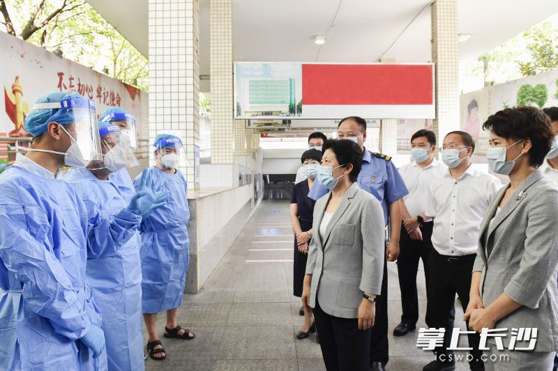 9月5日下午，省委常委、市委书记吴桂英在长沙火车站检查督导疫情防控工作。均为长沙晚报全媒体记者 余劭劼 摄