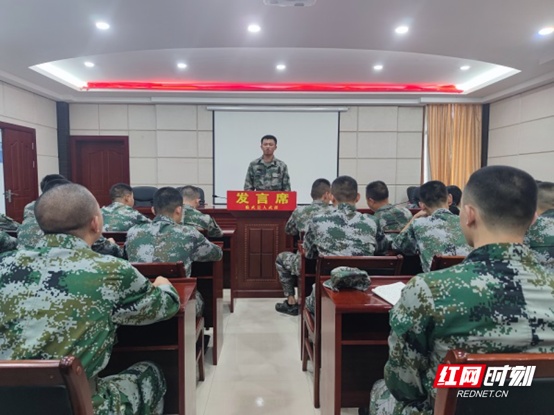 曾飞庭在演讲现场（序号1）.jpg