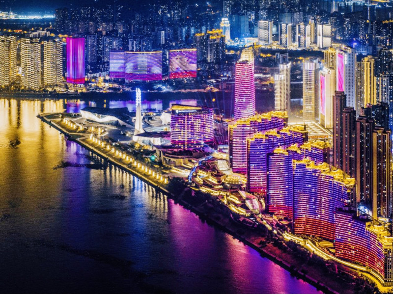 滨江夜长沙，有着潮流夜市绝佳的“码头”。均为通讯员依帆供图