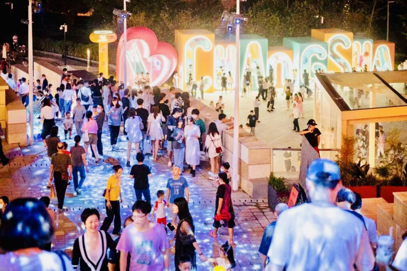 “悦酌”主题区里商家利用夜市吸引众多客流。