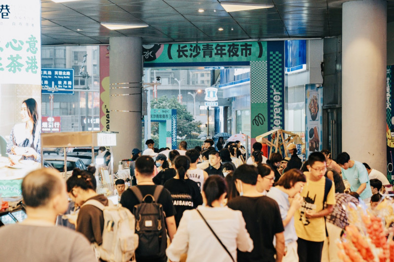 夜深人未静，“长沙青年夜市”从青年到中老年吸粉无数。