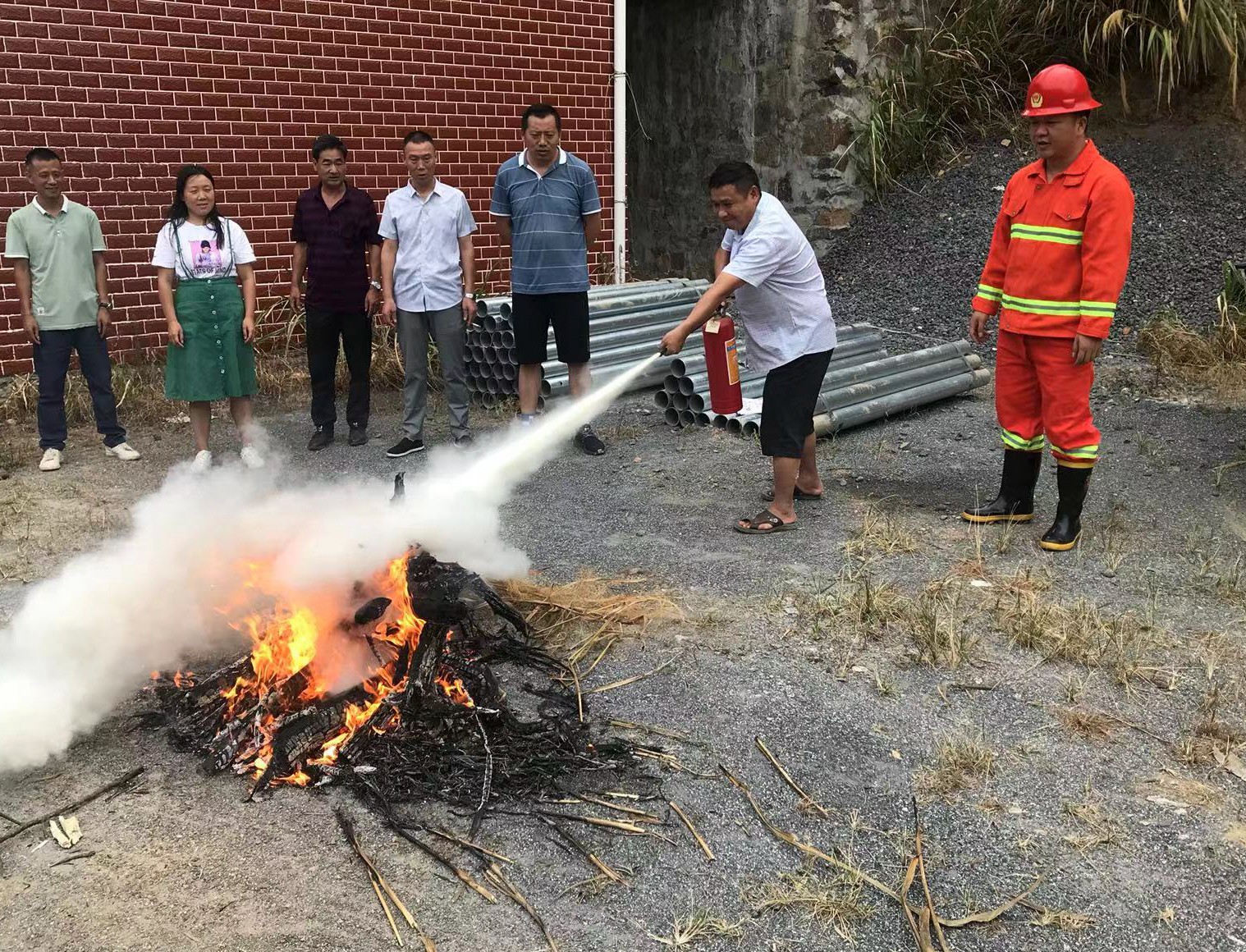 培訓(xùn)人員體驗(yàn)滅火器使用.jpg