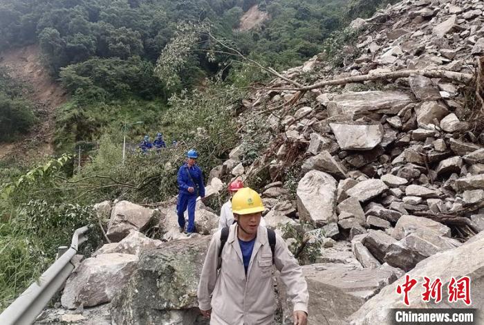 电力抢险人员徒步通过垮塌路段。　四川电力供图