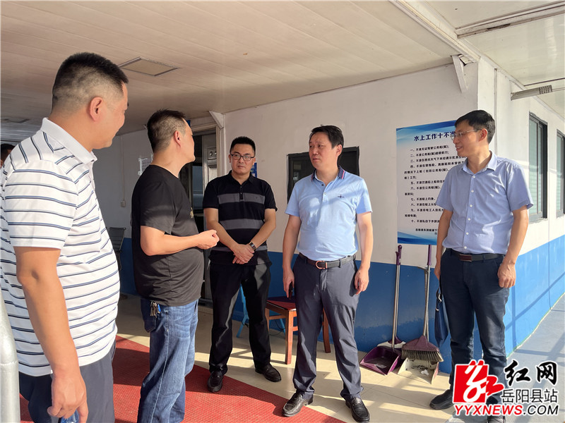 吴光文听取东洞庭湖禁钓工作情况介绍_副本.jpg
