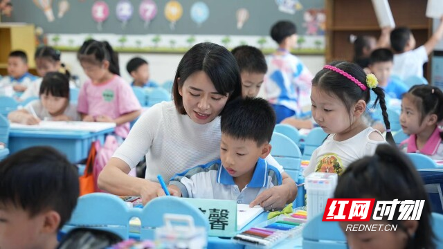 有点新鲜！麓谷小学2000份“走心礼物”风清气正谢师恩