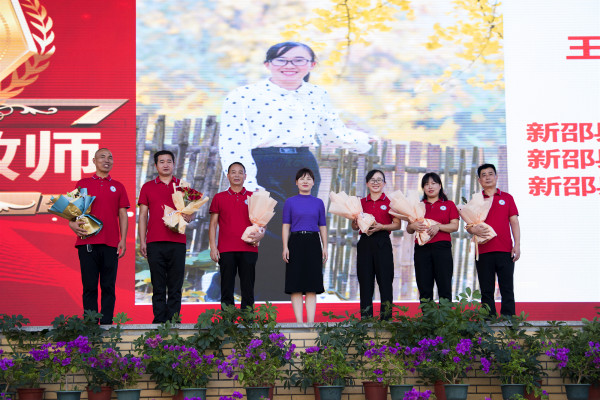 表彰教师现场。.jpg